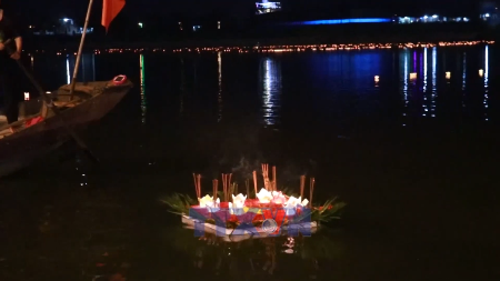 Lanterns of gratitude light up Thach Han River