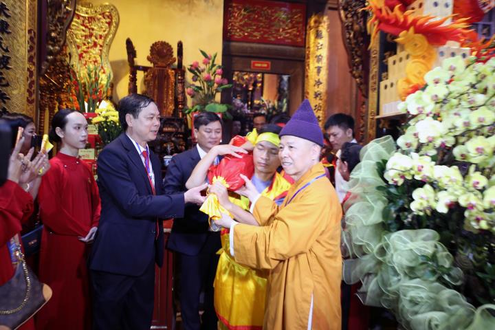 Tấp nập người dân, du khách đến xin lộc ấn đền Trần 