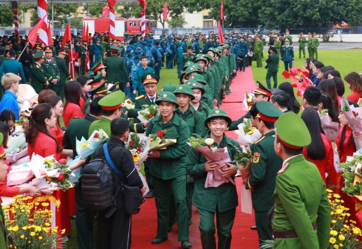 Hàng vạn thanh niên cả nước hồ hởi trong ngày giao nhận quân 