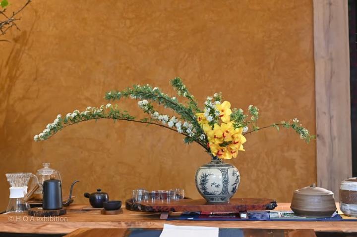 Nữ nghệ sĩ mở triển lãm kết hợp tinh hoa gốm Việt với nghệ thuật cắm hoa Nhật Bản