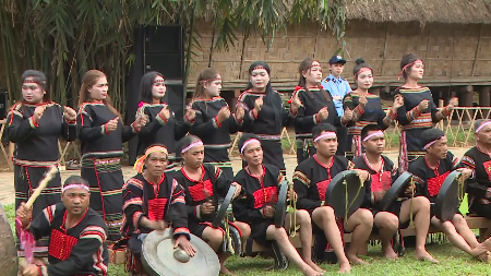 하노이에 울려 퍼지는 떼이응웬 고원의 기원제