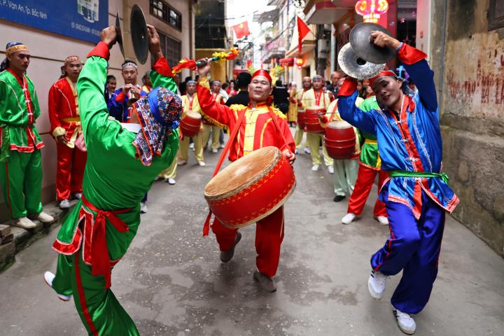 ト・ハー村の祭りの賑やかな雰囲気