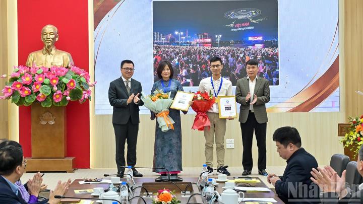 Những tác phẩm ảnh phản ánh diện mạo Việt Nam trên hành trình đổi mới