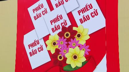 越共中央总书记苏林在河内巴亭坊第2号投票站参加选举投票