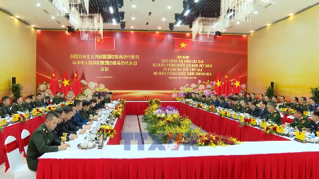 越南国防部长潘文江大将与中国国防部长董军上将举行会谈