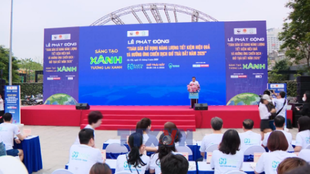 以绿色创新—绿色未来为主题的跑步活动吸引2000多名参与者