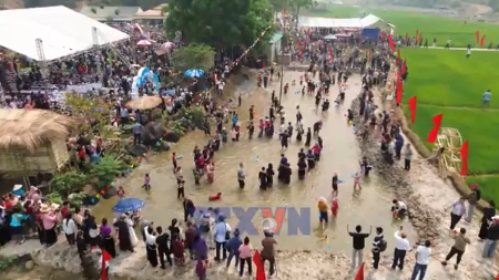 奠边省老族同胞泼水节的多彩文化