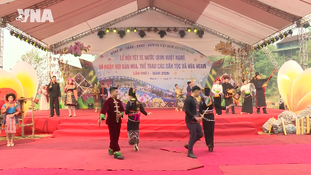 「ディエンビエンで開催されたラオ族の水かけ祭りにおける活気あふれる文化精神