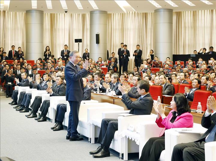 越共中央总书记、国家主席苏林在清华大学发表演讲