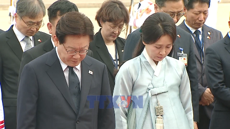 RoK President pays tribute to President Ho Chi Minh in Hanoi