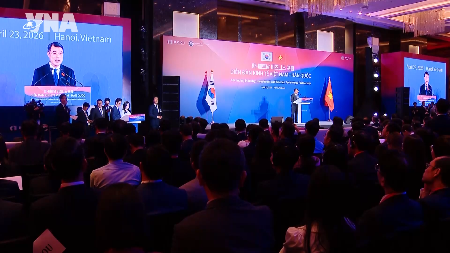 한-베트남 비즈니스 포럼에 참석하는 레 밍 흥 총리와 이재명 대통령