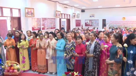 旅居老挝、马来西亚和法国越南人社群虔诚举行雄王节系列纪念活动