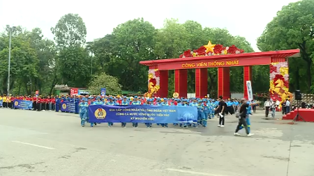 河内街头红旗飘扬 千名劳动者展现新时代精神风貌