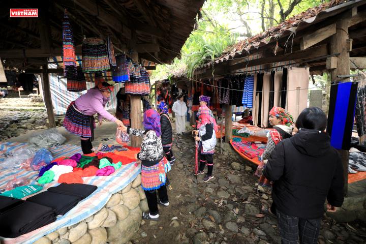 Mộc mạc chợ phiên Sin Suối Hồ