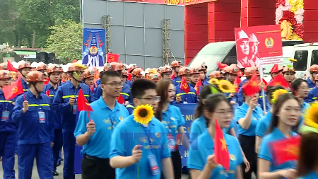 Hanoi parade honours workers ahead of Intl Labour Day
