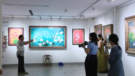 河内举办五月莲花展览，庆祝越南南方解放与国家统一51周年