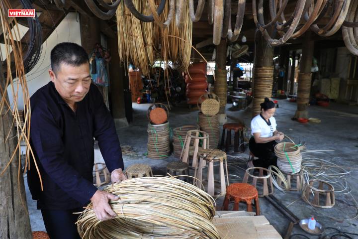 Nghề làm ghế mây truyền thống của người Thái ở Điện Biên