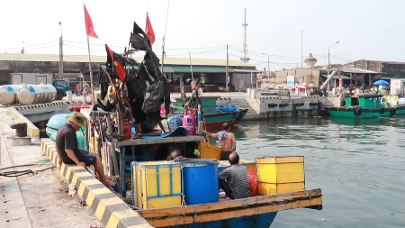 Pescadores vietnamitas se esfuerzan por salir al mar en medio de desafíos