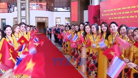 苏林总书记、国家主席会见在泰越南人代表