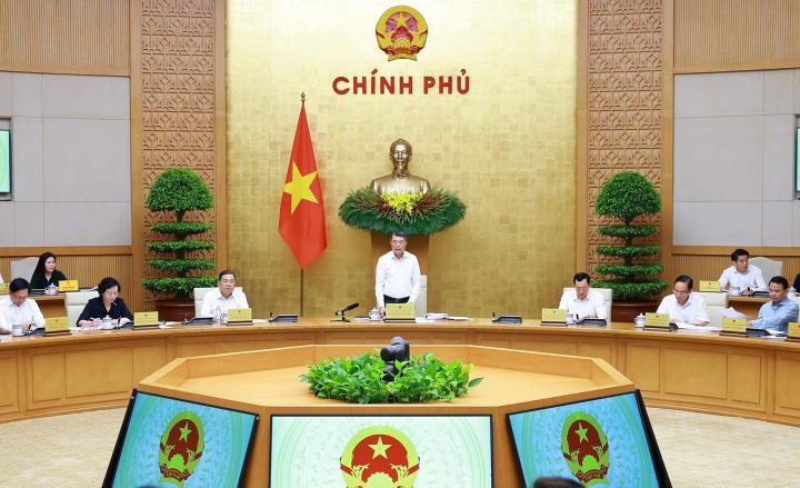 Premier vietnamita insta a acelerar medidas para alcanzar la meta de crecimiento de dos dígitos