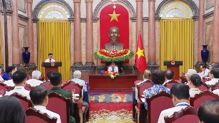 Top leader urges constructive journalism in new development phase