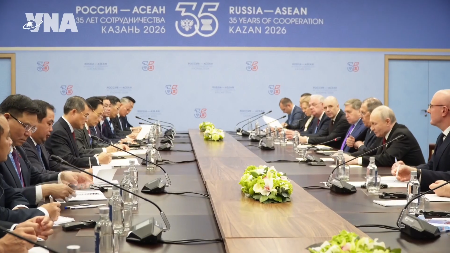 Prime Minister Le Minh Hung meets Russian President Vladimir Putin