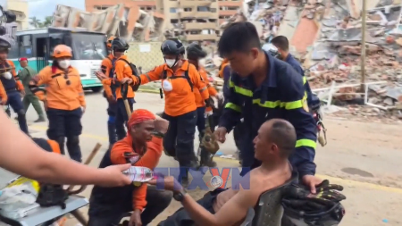 Moments of humanity amid Venezuelas rescue mission