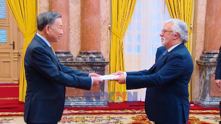 Top leader receives newly accredited ambassadors