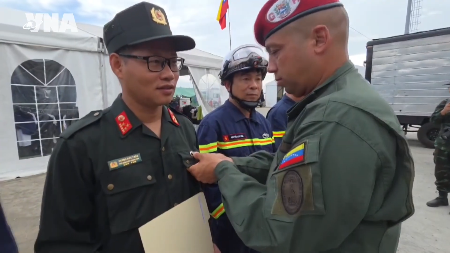 Rescatistas vietnamitas reciben la medalla Héroe de Venezuela