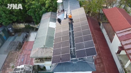 奠边省民众主动使用屋顶太阳能发电