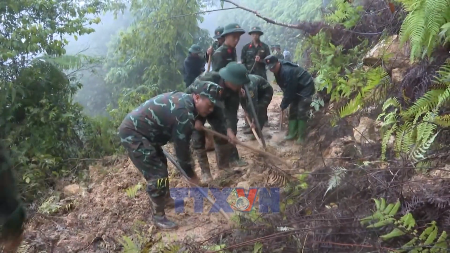 Lao Cai troops help residents recover from landslides