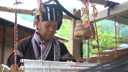 Lu ethnic women keep brocade weaving tradition alive