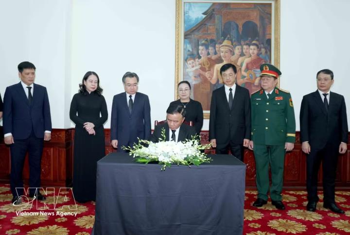 越南党和国家领导人吊唁老挝国会主席赛宋蓬·丰威汉同志