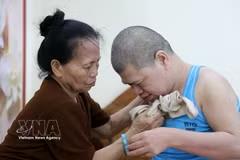 越南橙剂灾难65年：持续抚慰橙剂受害者的伤痛
