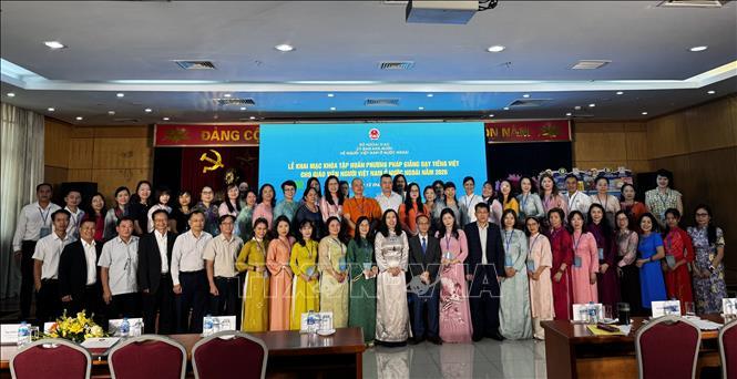 Giữ gìn bản sắc văn hóa và tôn vinh tiếng Việt