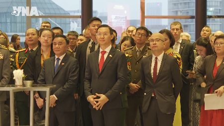 Vietnam expects closer cooperation with Singapore for peace, development: leader