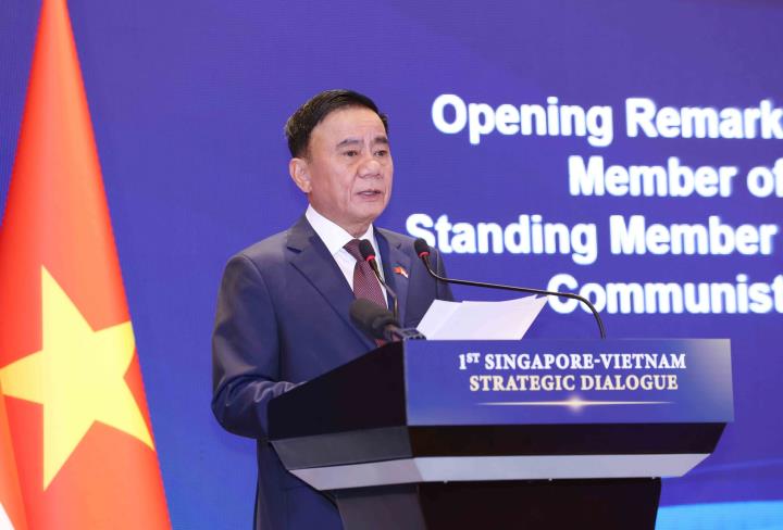 Le permanent du Secrétariat du Parti Tran Cam Tu en visite officielle à Singapour