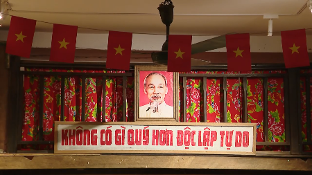 Tour brings Hanois subsidy-era memories to life