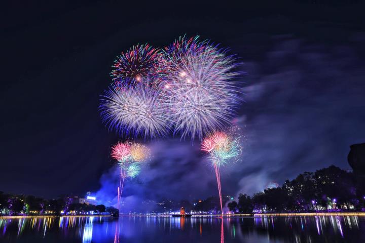 ホアンキエム湖の華やかな花火ショー （コン・ダット/ベトナム通信社）