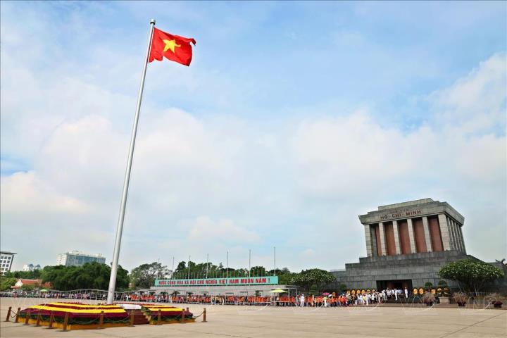 Thiêng liêng dưới bóng cờ