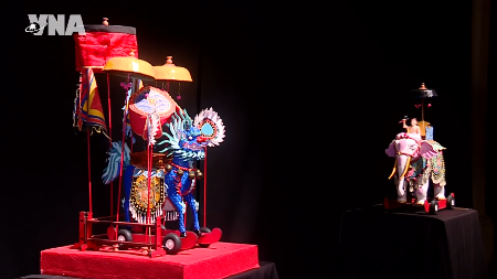 Les lanternes traditionnelles de la fête de la mi-automne émerveillent les visiteurs