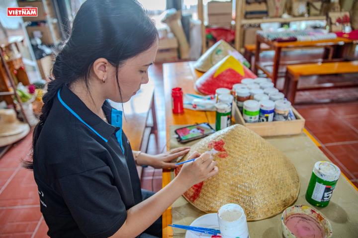 Khi hội họa bén duyên cùng nón lá