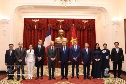 十国新任驻越大使向越共中央总书记、国家主席苏林递交国书