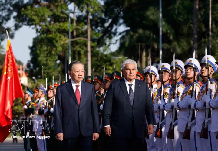 苏林总书记、国家主席主持仪式欢迎巴拿马总统穆利诺访越