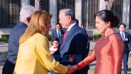 Top leader hosts welcome ceremony for Panama President