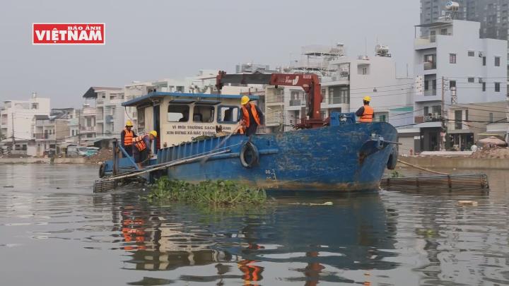 Những chuyến ghe làm sạch những dòng kênh