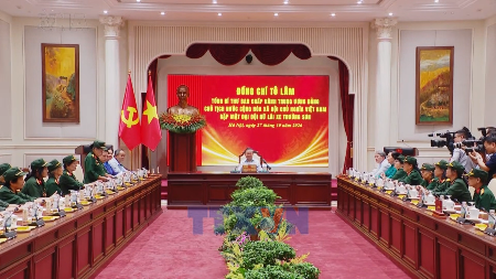 Top leader meets with female drivers on legendary Truong Son Trail