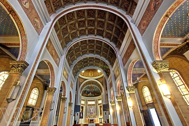 L'église est caractérisée surtout par des dômes massifs de base carrée de mosaïques de verre.