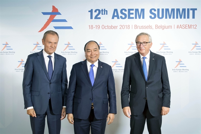 El 18 de octubre de 2018 en la capital Bruselas (Bélgica) se inauguró la XII Cumbre de la Reunión Asia-Europa (ASEM). El primer ministro Nguyen Xuan Phuc al frente de una delegación de alto nivel de Vietnam participó en el evento. En la foto: El presidente del Consejo Europeo Donald Tusk y el titular de la Comisión Europea Jean-Claude Juncker reciben al premier Nguyen Xuan Phuc en la inauguración de la XII Cumbre de la ASEM. Foto: VNA
