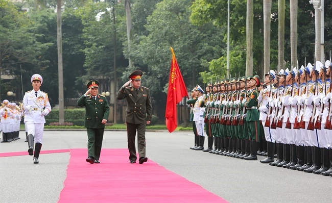 Le matin du 15 novembre à Hanoi le général Ngô Xuân Lich membre du BP du PCV ministre de la Défense a accueilli et sest entretenu avec le général Andrei Alekseyevich Ravkov ministre de la Défense et une délégation militaire de haut rang biélorusses qui effectuent du 14 au 17 novembre une visite officielle au Vietnam. En image: les ministres de la Défense Ngô Xuân Lich et Andrei Alekseyevich Ravkov passent en revue la garde dhonneur de lArmée populaire du Vietnam. Photo : Duong Giang/AVI